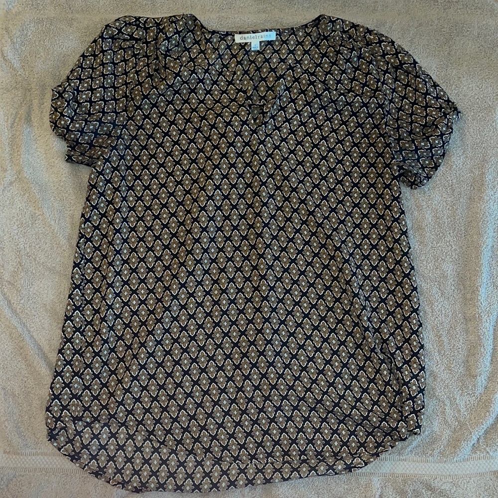 Printed short sleeve blouse.